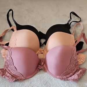 Victoria's Secret Elegant Lace Trimmed Bra Set - Black, Pink, and Cream